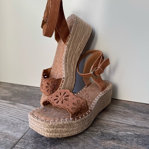 Crown Vintage Fentisa Leather and Espadrille Platform
Tan Wedge Sandals size 8 - Picture 2 of 6